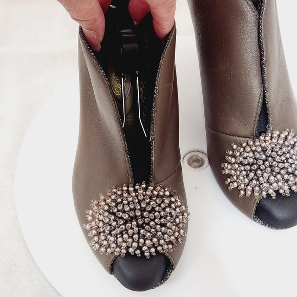 Anthro Poetic License Baby Cakes Toupe Deep V front Peep Toe Pumps Size: 7.5 - Picture 9 of 12